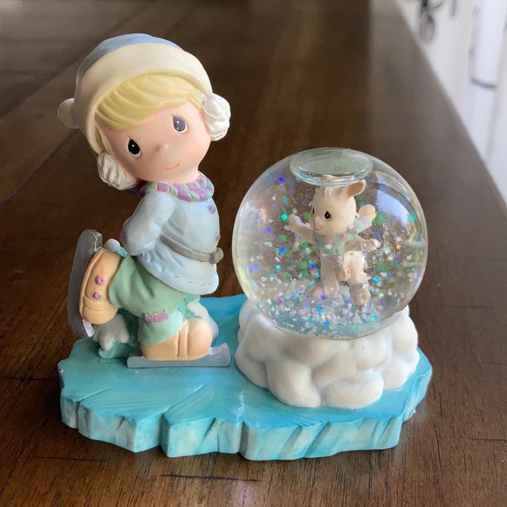 Precious Moments 1999 snow globe figurine NIB